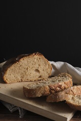 pane rustico cotto al forno e tagliato a fette