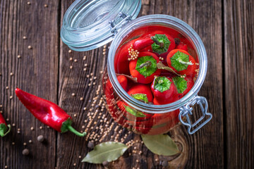 Preparation for pickled peppers with allspice, bay leaf and charlock.