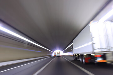 ハイウェイトンネルを走行するトラック
