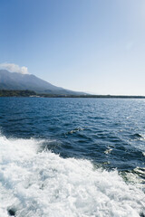フェリーの航跡と桜島
