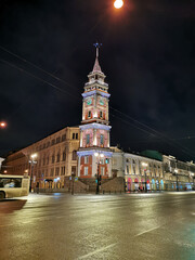 Obraz premium Duma Tower on Nevsky Prospekt in St. Petersburg, decorated with lights and garlands for Christmas and New Year.