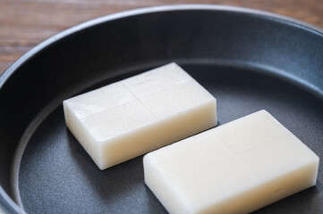 フライパンで焼く餅