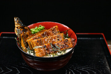脂とタレで照りてりの鰻丼