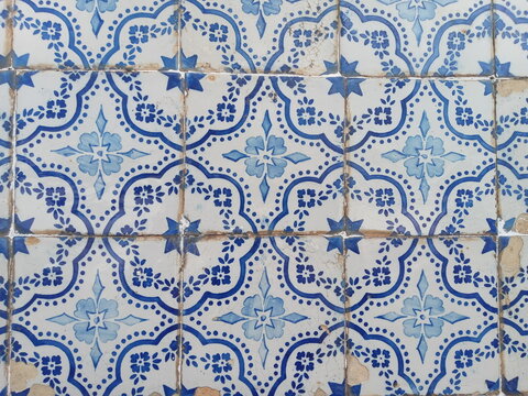 Portuguese tiles decorated with blue arches