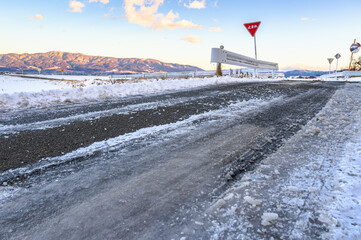 夕方の凍結した道路