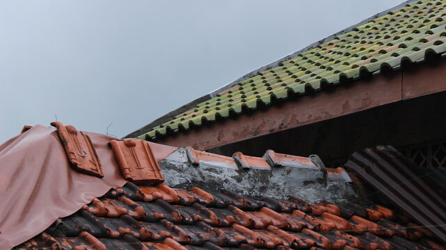 the background of the neatly arranged roof tile structure