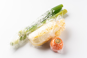 使いかけの食品用ラップで包んだ野菜