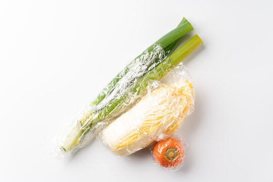 使いかけの食品用ラップで包んだ野菜