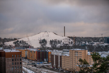 Obraz premium Evening winter view of the ski slope Hammarbybacken in central Stockholm a snowy winter day in Stockholm