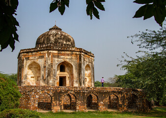 Obraz premium MEHRAULI ARCHEOLOGICAL PARK is an area spread over 200 acre in Mehrauli, Delhi. It consists of over 100 historically significant monuments and is known for 1,000 years of continuous occupation