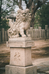 Obraz premium 散歩道にある神社