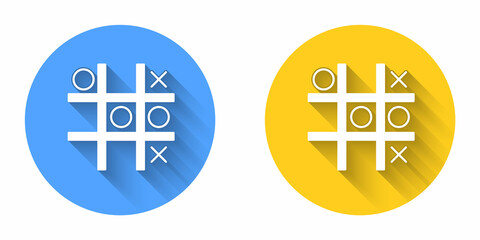 Obraz premium White Tic tac toe game icon isolated with long shadow background. Circle button. Vector