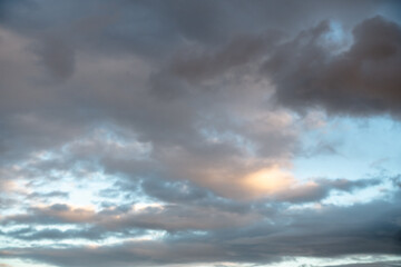 Naklejka na ściany i meble Ciel avec nuages de couleur rose au coucher de soleil. 