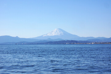 江ノ島の海から見た富士山