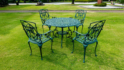 芝生に置かれた椅子やテーブル（長野県中野市 一本木公園）
