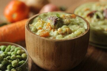 A tasty vegetarian side dish made with a choice of vegetables in a ground coconut cashew based gravy with a nice fennel seed flavour along with other spices