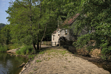 Fototapeta na wymiar Moulin de Trotté, site touristique en mayenne sur le Sarthon