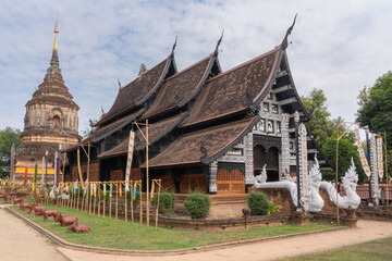 Obraz premium Landscape view of beautiful vihara and ancient brick stupa at landmark historic Lanna style Wat Lok Moli or Lok Molee buddhist temple, Chiang Mai, Thailand