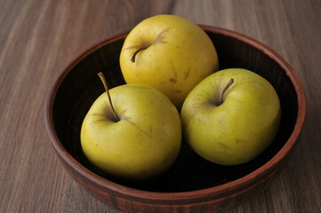 apples in a bowl