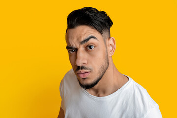 Obraz premium Top view of surprised arabic guy looking at camera