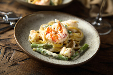 Pasta with shrimps and asparagus