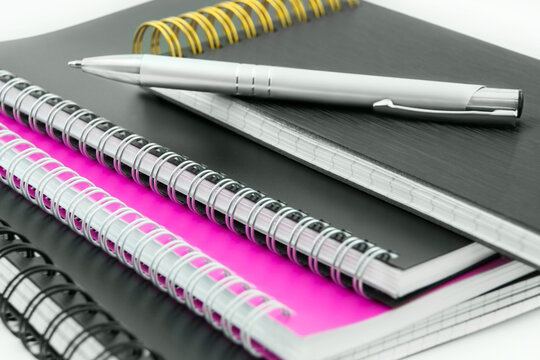 Verschiedene Papierwaren mit Notizbuch, Notizblock, Schreibblock, Schreibheft, Buch und Kalender mit Kugelschreiber