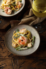 Pasta with shrimps and asparagus