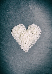 Reis Herz auf Schieferplatte