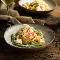 Pasta with shrimps and asparagus