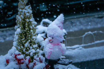 雪の積もる雪だるま