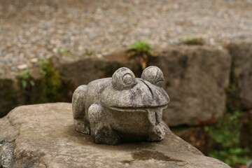 カエルの石置物　