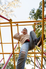 Obraz premium ジャングルジムで遊ぶ少女