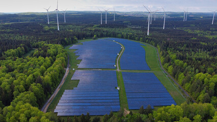 Erneuerbare Energien mitten im Wald