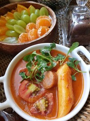 It is a non-spicy tteokbokki with tomatoes. Tteokbokki is Korean food.