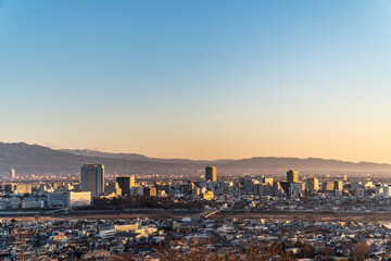 朝日に照らされる高崎市の街並み