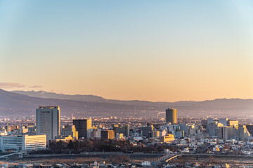 Fototapeta premium 朝日に照らされる高崎市の街並み