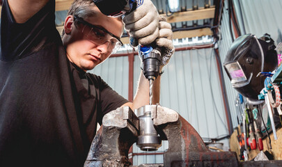 The mechanic go kart racing service pours fuel into the tank