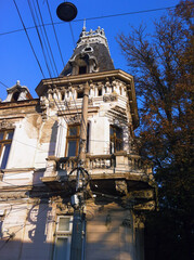 Fototapeta na wymiar Old street building with a lamp