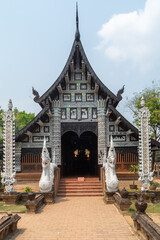 Fototapeta premium The Viharan (Main Hall) at the Buddhist temple Wat Lok Molee in Chiang Mai, Thailand.