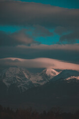 Obraz premium Mountain ridge during sunset