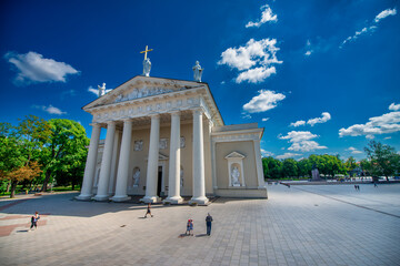 Obraz premium VILNIUS, LITHUANIA - JULY 10, 2017: Tourists in Cathedral Square on a clear sunny day.