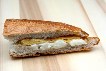 country sandwich on bread