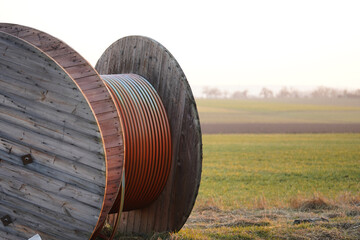 Glasfaser Kabel auf einer Wiese im Abendliche. Infrastruktur Ausbau auf dem Land. Ein Sinnbild für Zukunft im ländlichen Raum
