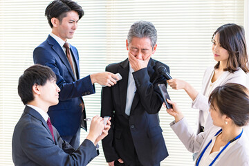 号泣記者会見をする男性