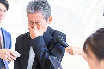 号泣記者会見をする男性