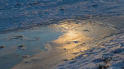 Sonnenspiegelung auf Eisfläche