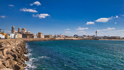Küstenstadt Cádiz in Andalusien – Mittelmeer, Altstadt und Hafenblick