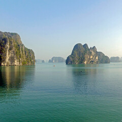 Beeindruckende Felsformationen in der Hạ Long Bay von Vietnam
