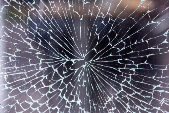 impact,vitre,vitrage,verre,fen&ecirc;tre,fissure,fissures,fissur&eacute;,morceaux,texture,motif,graphique,choc,r&eacute;paration,&eacute;ffraction,vandalisme,vandale,acte,saccage,d&eacute;t&eacute;rioration,