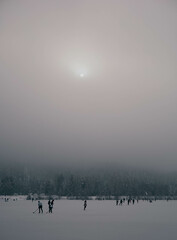 Naklejka premium Eisläufer am See bei Nebel